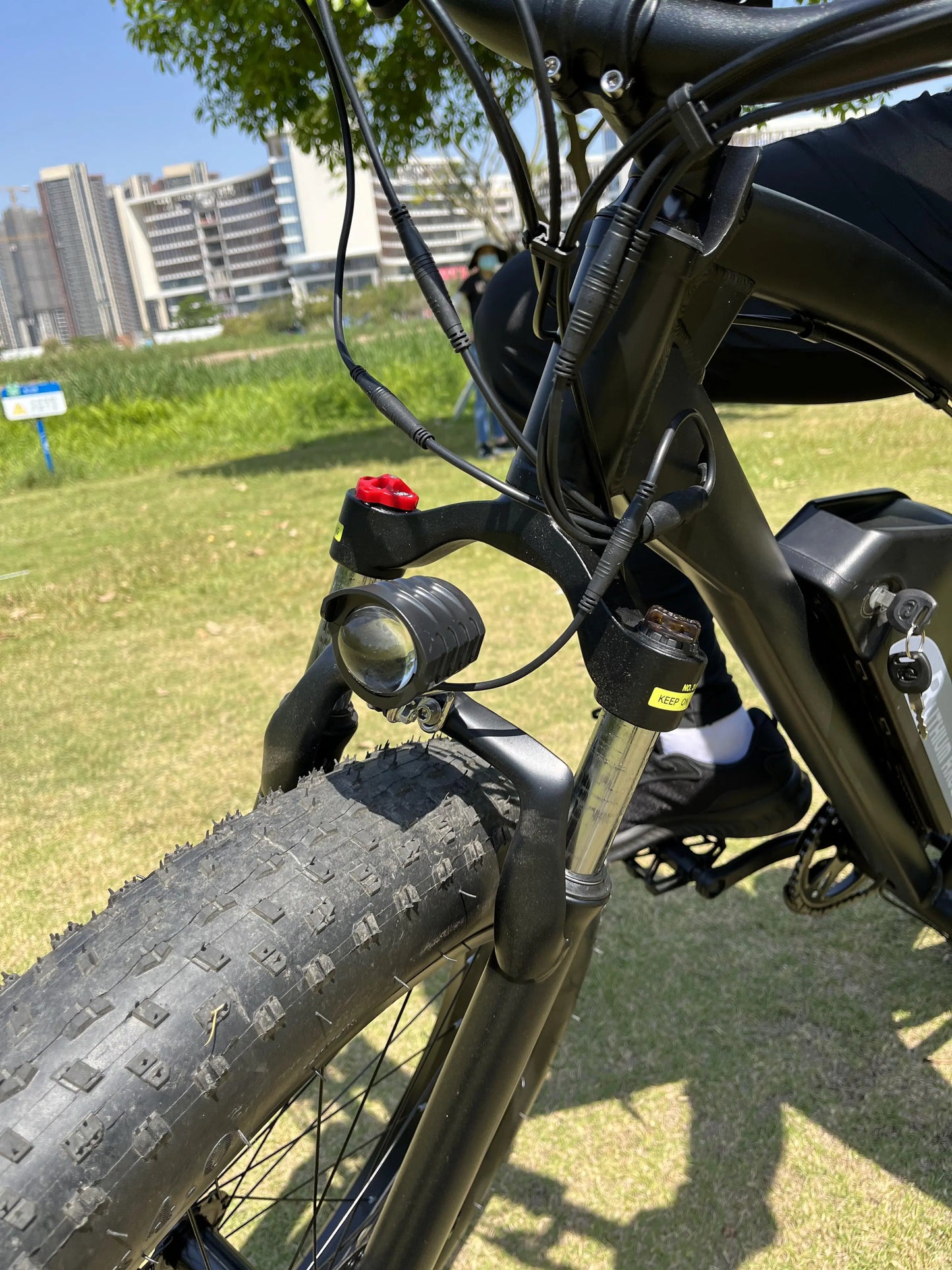 "Mountain Urban E-bike 750W Electric Bike for Adults - 48V 17.8AH Power, 26 Inch Fat Tires, Road and Commuter Ready, High-Performance E-Bike for Off-Road Adventures and Daily Travel"